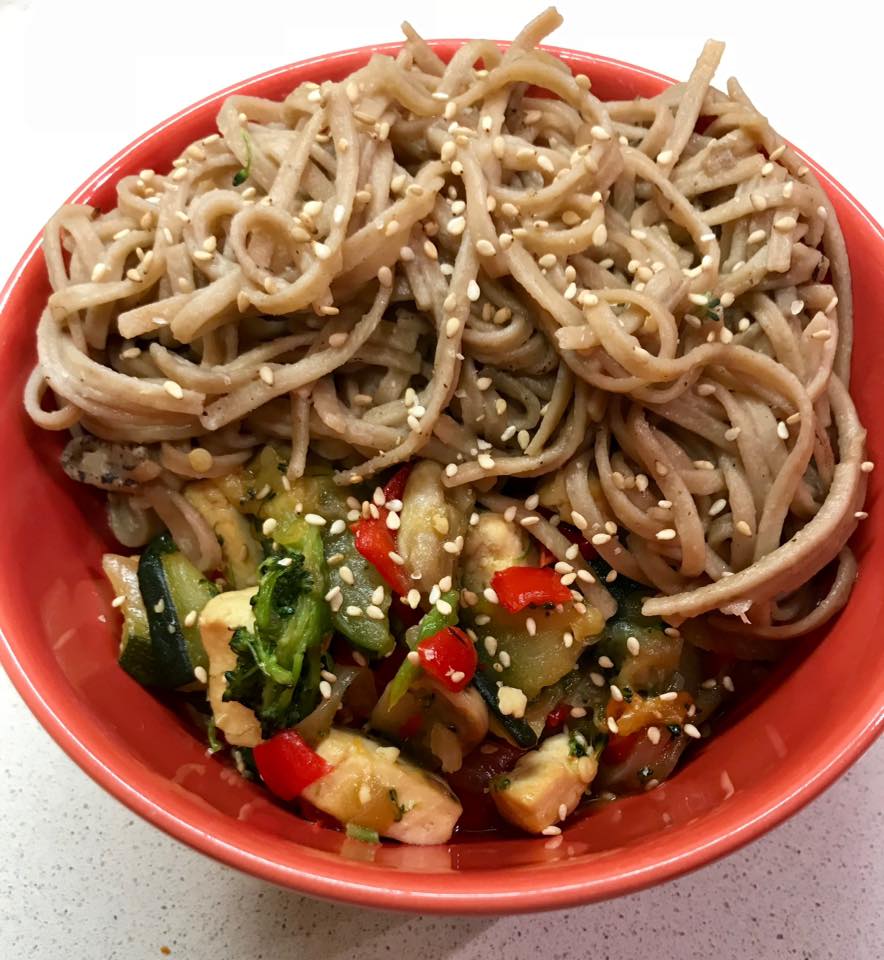 Espaguetis de soba con verduras y tofu receta